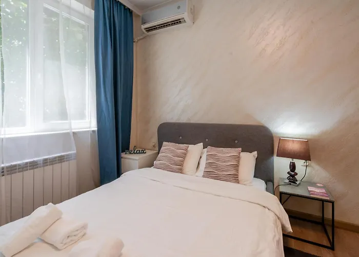 Luminous 2bdr With Balcony & View In The Center *