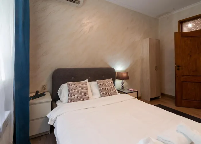 Luminous 2bdr With Balcony & View In The Center