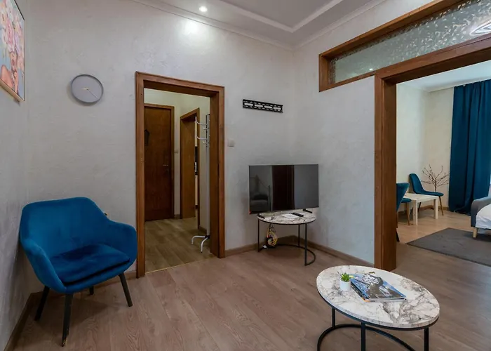 Luminous 2bdr With Balcony & View In The Center