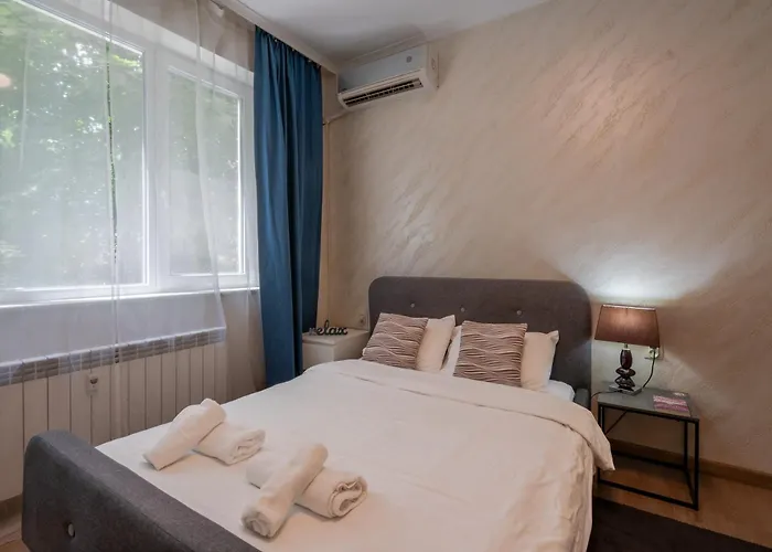 Luminous 2bdr With Balcony & View In The Center Lägenhet