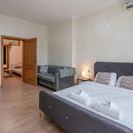 Luminous 2bdr With Balcony & View In The Center * Sófia