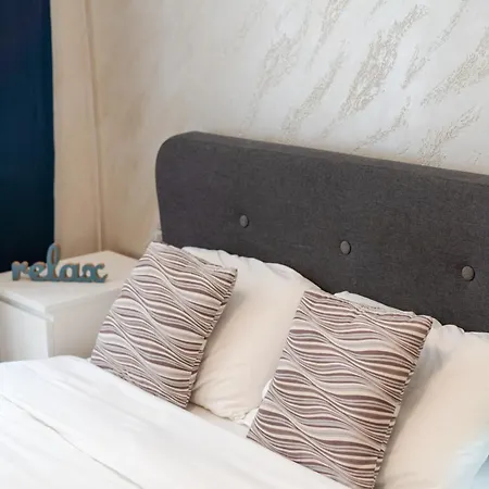 Luminous 2bdr With Balcony & View In The Center *