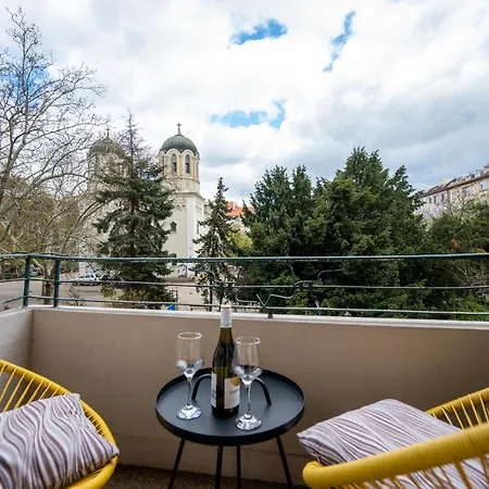 Apartment Luminous 2bdr With Balcony & View In The Center